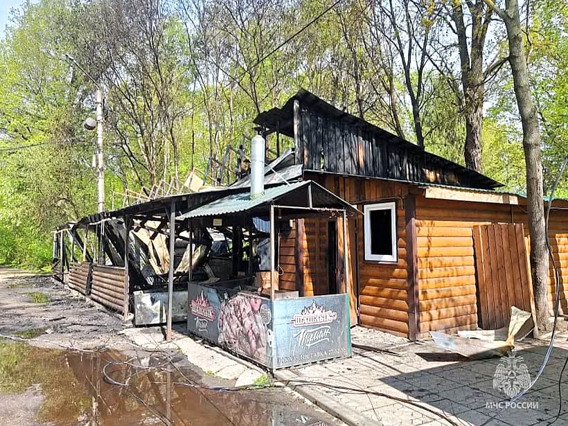 В Ельниковской роще ночью сгорело кафе.