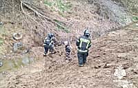 В Новочебоксарске спасатели вытащили застрявших в грязи детей.