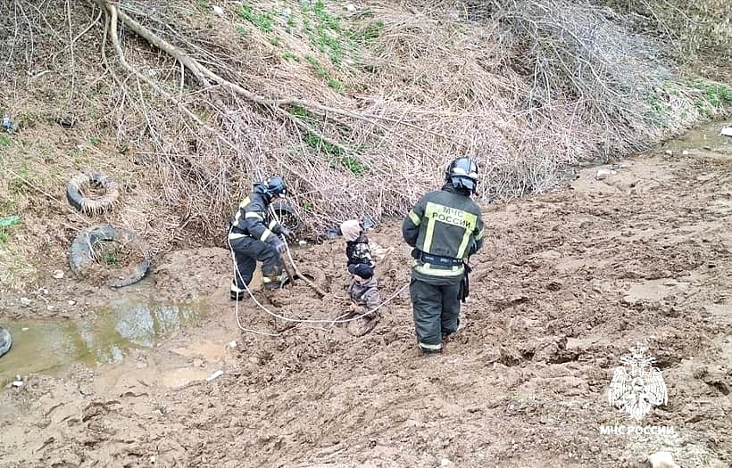 В Новочебоксарске спасатели вытащили застрявших в грязи детей.