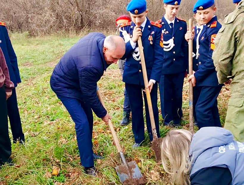 В рамках экологической акции в Новочебоксарске высадили 100 дубов и 30 кедров.