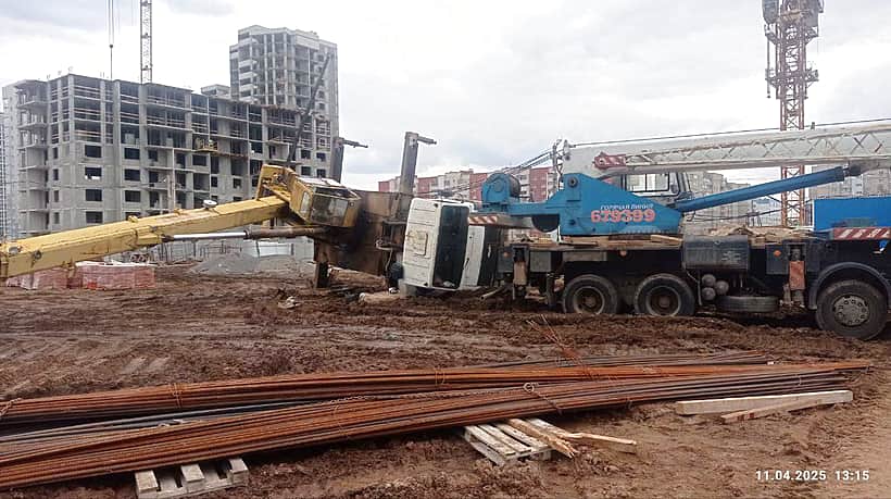 В Новочебоксарске на строительной площадке опрокинулся автокран.