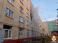 В Новочебоксарске сотрудники МЧС спасли четырех человек при пожаре в общежитии. (фото №1).