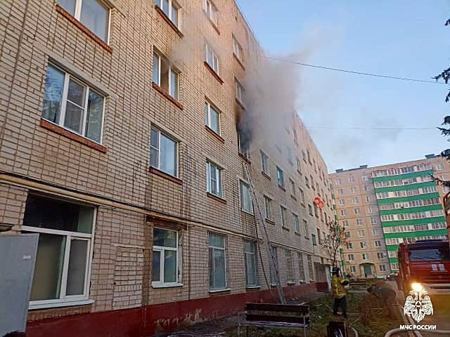 В Новочебоксарске сотрудники МЧС спасли четырех человек при пожаре в общежитии.