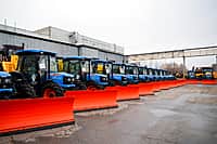 Олег Николаев передал муниципалитетам республики новую коммунальную технику от Концерна «Тракторные заводы» (фото №3).