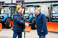 Олег Николаев передал муниципалитетам республики новую коммунальную технику от Концерна «Тракторные заводы» (фото №4).