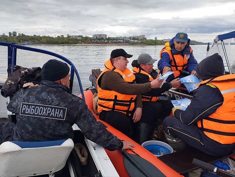 Спасатели, инспекторы ГИМС, полиция, сотрудники рыбнадзора и продолжают патрулирование реки Волга.