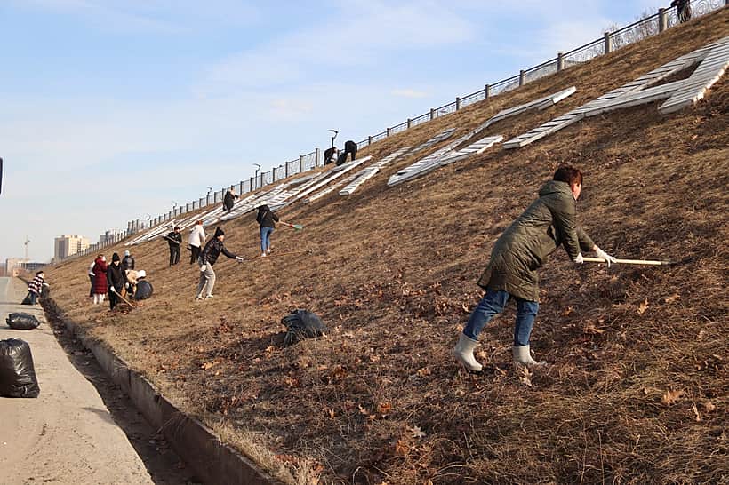 В Новочебоксарске провели субботник на Верхней набережной.