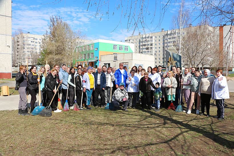 В Новочебоксарске состоялась масштабная уборка Аллеи Победы.