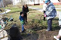 В Новочебоксарске состоялась масштабная уборка Аллеи Победы. (фото №2).