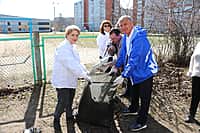 В Новочебоксарске состоялась масштабная уборка Аллеи Победы. (фото №3).