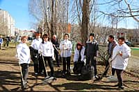 В Новочебоксарске состоялась масштабная уборка Аллеи Победы. (фото №4).