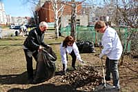 В Новочебоксарске состоялась масштабная уборка Аллеи Победы. (фото №6).