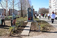 В Новочебоксарске состоялась масштабная уборка Аллеи Победы. (фото №8).