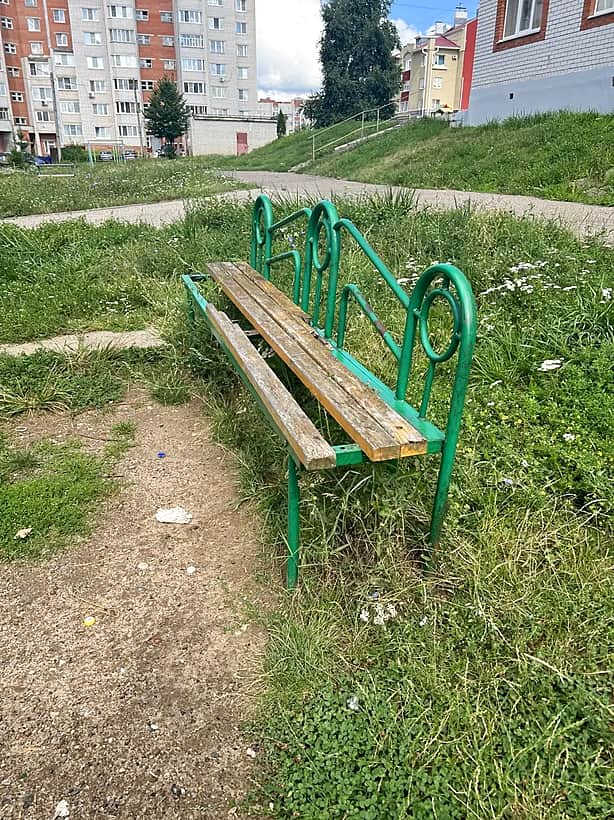 Прокуратура Новочебоксарска проверила детскую площадку во дворе дома на улице Южной и выявила множество дефектов, которые создают прямую угрозу здоровью детей.