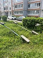 Прокуратура Новочебоксарска проверила детскую площадку во дворе дома на улице Южной и выявила множество дефектов, которые создают прямую угрозу здоровью детей (фото №2).