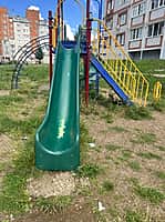 Прокуратура Новочебоксарска проверила детскую площадку во дворе дома на улице Южной и выявила множество дефектов, которые создают прямую угрозу здоровью детей (фото №3).