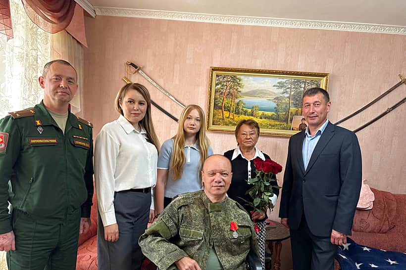 В Канашском МО состоялась вручение медали Жукова ветерану боевых действий СВО.