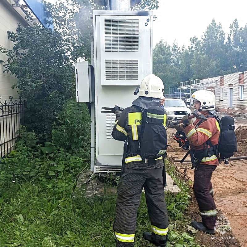 В Новочебоксарске спасатели потушили вышку связи.