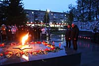 К акции «Зажги свечу памяти» присоединились накануне жители и гости города Канаша (фото №6).