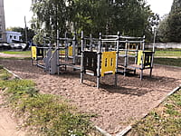 Спортивная площадка с тренажёрами. 23 августа 2021 (пн).